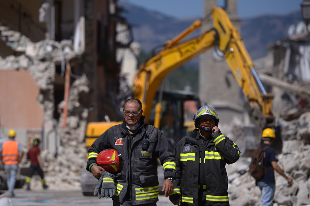 Feuerwehrmänner in Amatrice (25.8.)