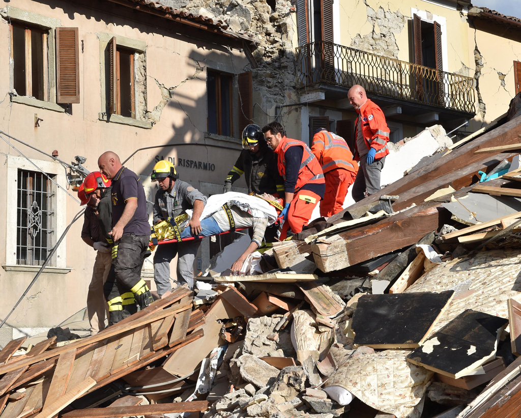 Amatrice: Rettungshelfer bergen einen Verletzten aus den Trümmern