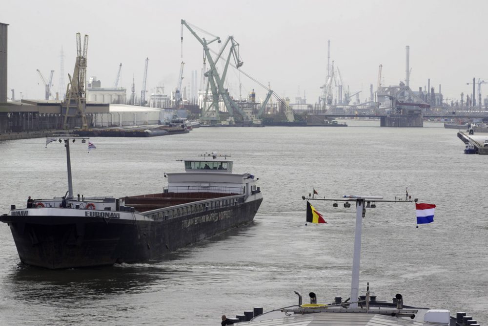 Der Albertkanal am Hafen von Antwerpen