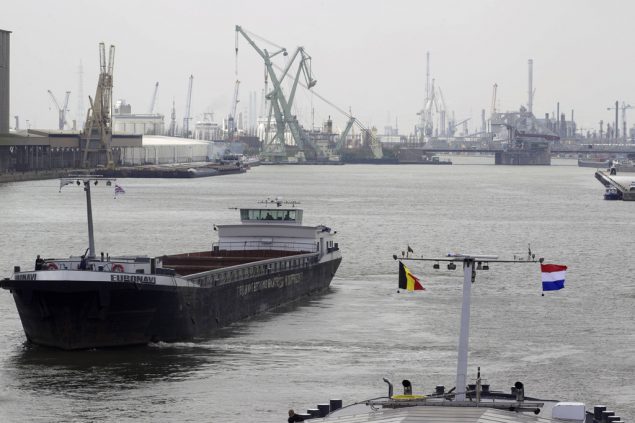 Alternativer Transportweg: der Albertkanal (Bild: am Hafen von Antwerpen)