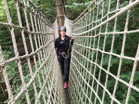 BRF-Reporterin Simonne Doepgen testet den Hochseilgarten von Coo