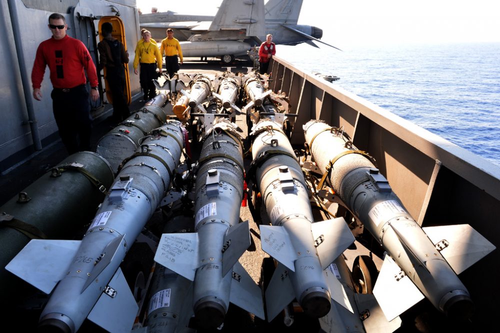 Bomben auf dem Frachter USS Dwight D. Eisenhower (CVN-69) im Mittelmeer