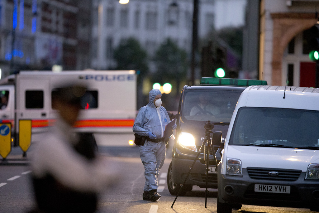 Nach der Messerattacke in London: Spurensicherungsteam der Polizei am Tatort