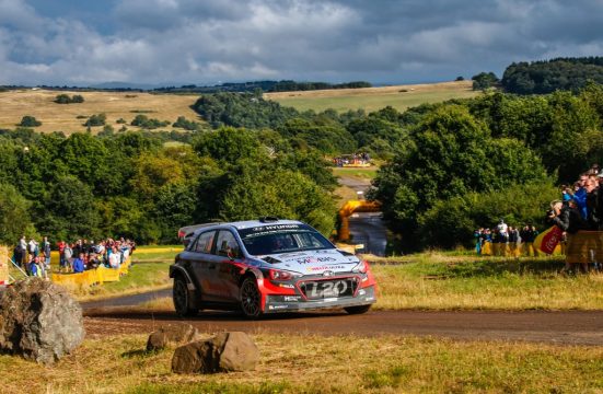 Thierry Neuville/Nicolas Gilsoul auf der Panzerplatte