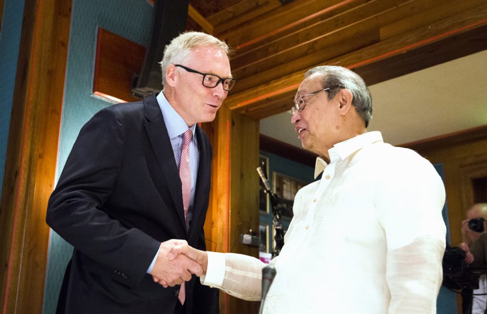 Erik Foerner, norwegischer Botschafter auf den Philippinen, und Jose Maria Sison, Chef des Bündnisses 'National Democratic Front of the Philippines'