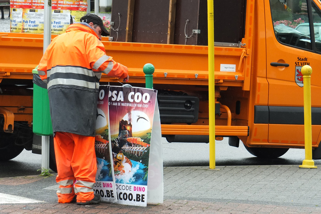 Plopsa-Coo-Plakate werden von einem Mitarbeiter der Stadt St. Vith entfernt