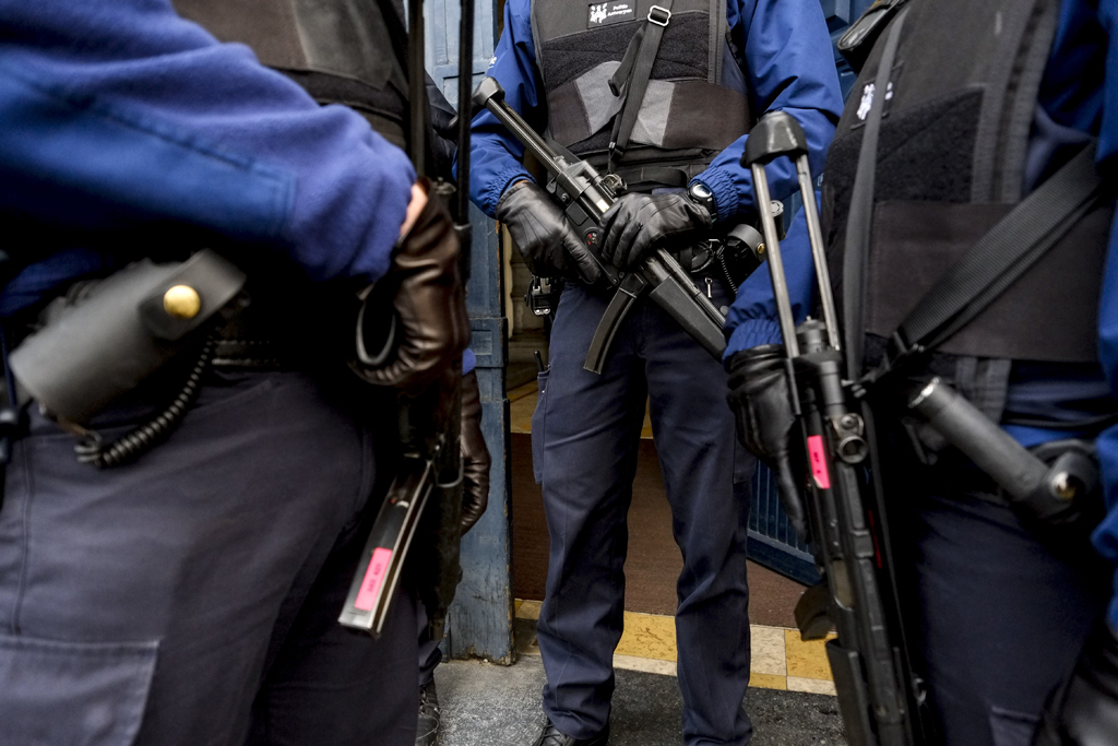 Polizisten mit schweren Waffen in Antwerpen