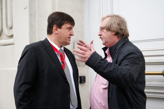 Vor dem Treffen beim Innenminister: Gewerkschaftsvertreter Eddy Quaino (CGSP) und Eric Picquer (ACOD)