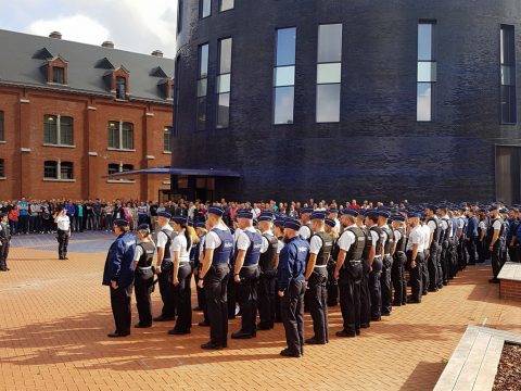 Polizeibeamte treffen sich in Charleroi