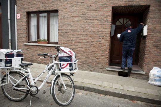 Briefträger wirft Post ein