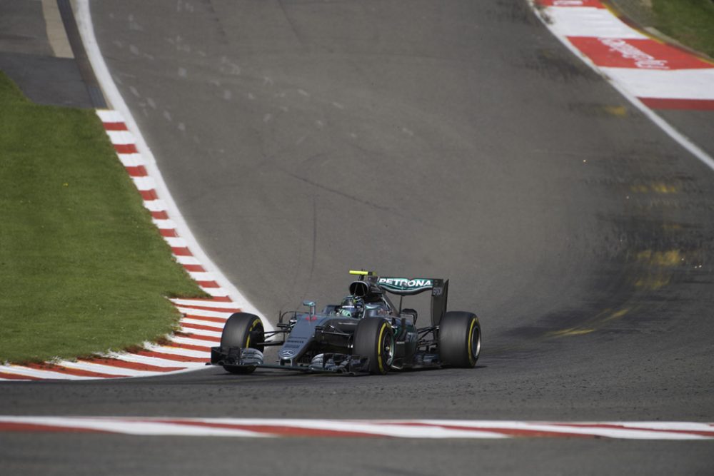 Nico Rosberg nimmt den Raidillon in Angriff