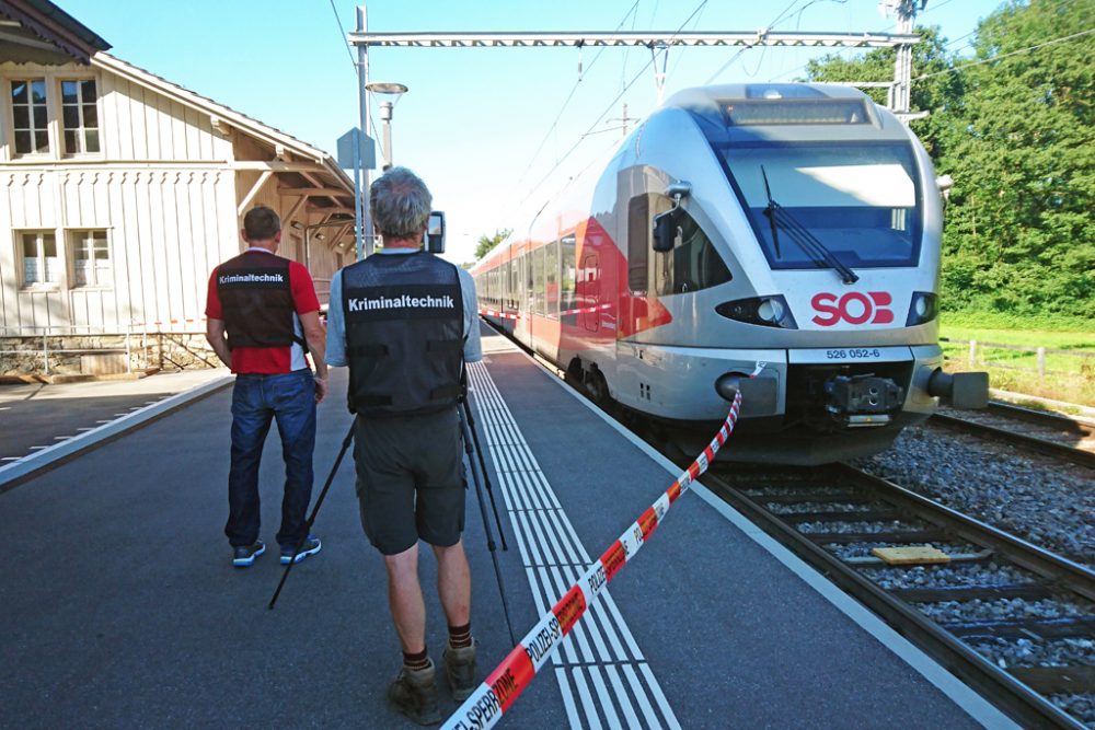 Angriff in einem Schweizer Zug - Kriminaltechniker bei der Arbeit