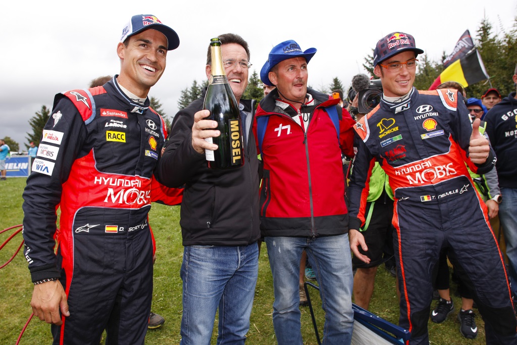 Treuere Fans kann man nicht haben: Dani Sordo und Thierry Neuville mit Papa Sordo und Papa Neuville im Ziel der Rallye Deutschland