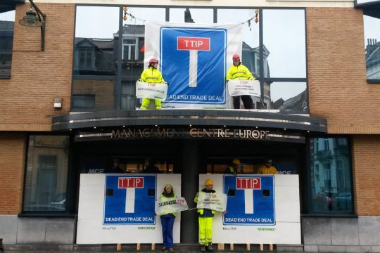 Anti-TTIP-Protest von Greenpeace in Brüssel (Februar 2016)