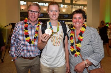 Bahnradfahrerin Jolien D'hoore mit ihren Eltern