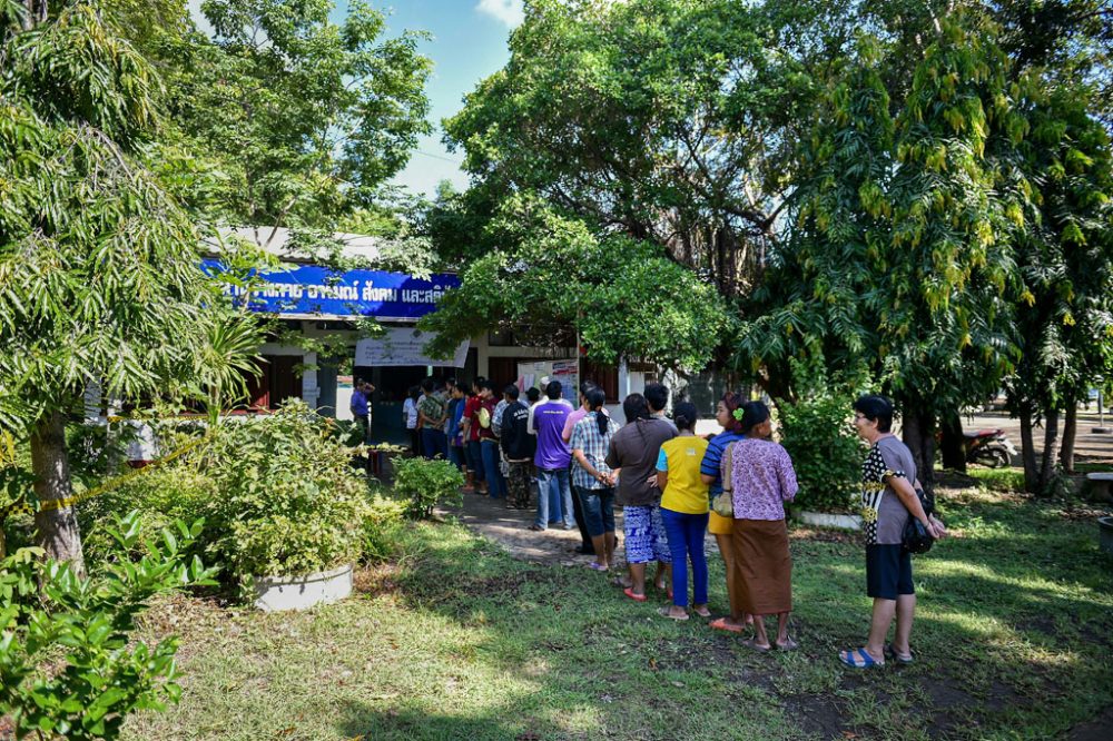 Lange Schlange vor einem Wahllokal im Nordosten Thailands