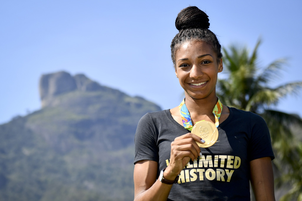 Nafissatou Thiam mit ihrer Goldmedaille vor dem Zuckerhut