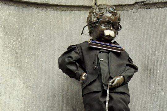 ... und auch zum Tod von Jazzmusiker Toots Thielemans wurde Manneken Pis verkleidet