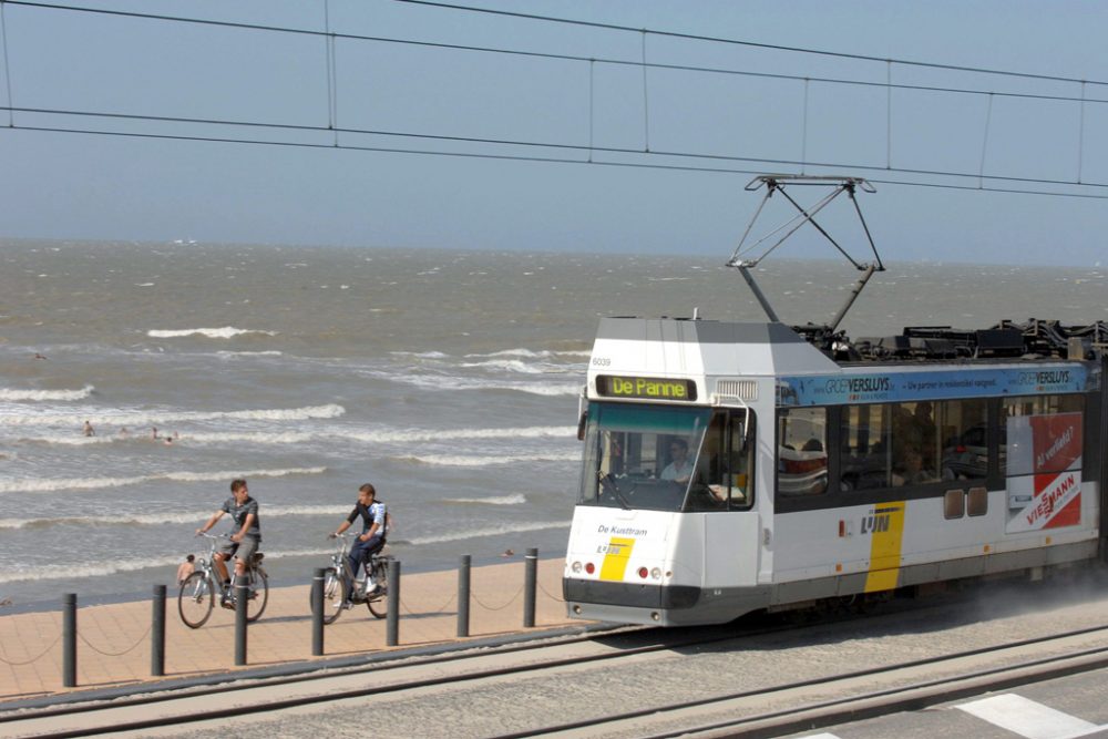 Küstentram auf dem Weg nach De Panne