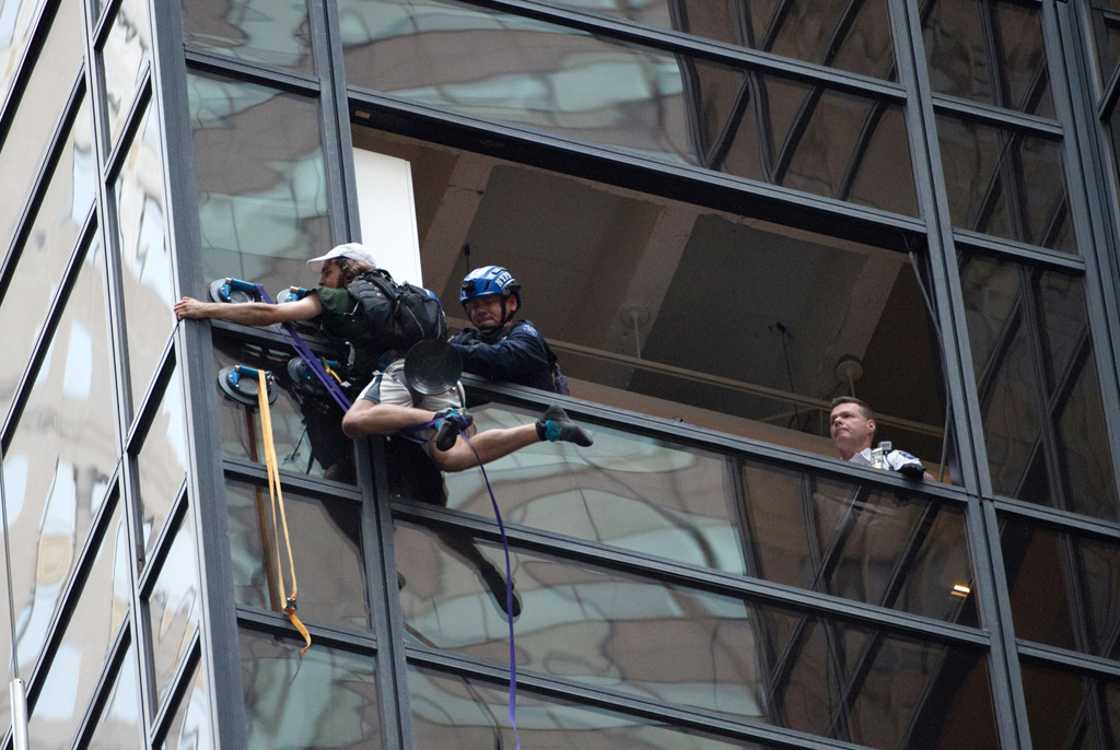 Mann klettert Fassade des Trump Tower empor und wird von der New Yorker Polizei einkassiert