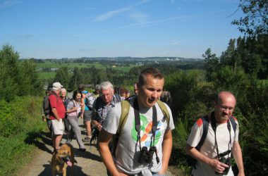 Vogel-Exkursion durchs St. Vither Land - hier in der Nähe von Galhausen - Erklärungen gibt es von Norbert Paquay (rechts)