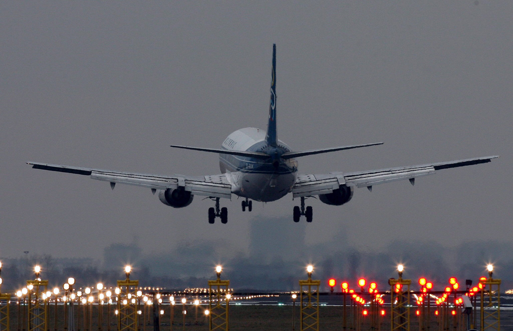 Flugzeug landet am Nationalflughafen in Brüssel