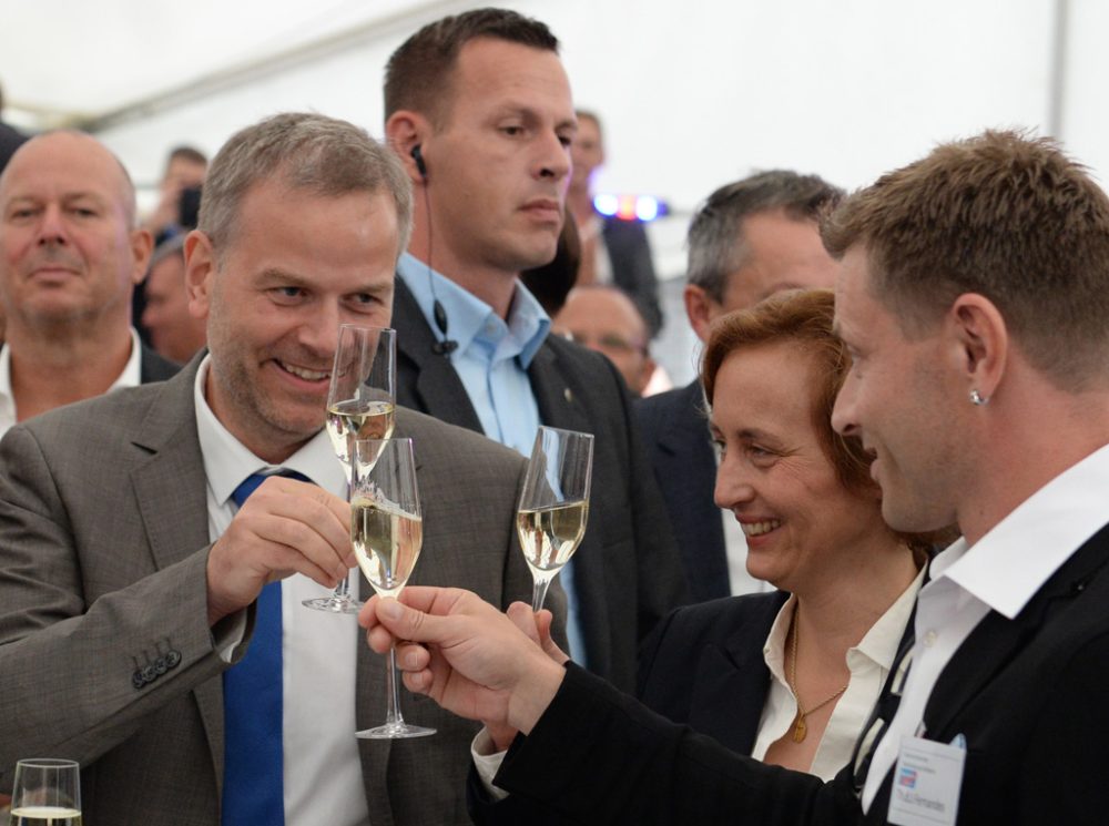 Leif-Erik Holm, Beatrix von Storch und Thomas de Jesus Fernandez von der AfD stoßen in Schwerin mit Sekt auf ihren Wahlerfolg an (4.9.)