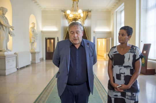 Luc Van Biesen und Meryame Kitir nach ihrer Aussprache in der Kammer