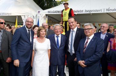 Belgien ist Ehrengast beim Bürgerfest in Berlin - Premier Charles Michel und MP Oliver Paasch mit Bundespräsident Joachim Gauck, seiner Partnerin Daniela Schadt und einer belgischen Folkloregruppe