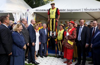 Belgien ist Ehrengast beim Bürgerfest in Berlin - Premier Charles Michel und MP Oliver Paasch mit Bundespräsident Joachim Gauck, seiner Partnerin Daniela Schadt und einer belgischen Folkloregruppe