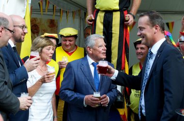 Belgien ist Ehrengast beim Bürgerfest in Berlin - Premier Charles Michel und MP Oliver Paasch mit Bundespräsident Joachim Gauck, seiner Partnerin Daniela Schadt und einer belgischen Folkloregruppe