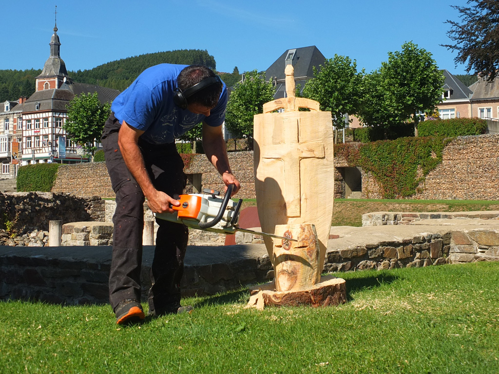 Forest Days: Holzfäller Cédric Faymonville aus Spa beim Schnitzen einer Tempelritter-Skulptur mit der Kettensäge