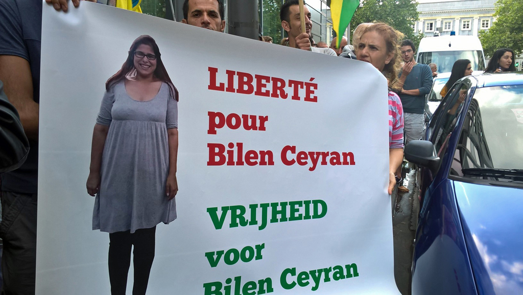 Protestaktion gegen die Festnahme von Bilen Ceyran vor der türkischen Botschaft in Brüssel (3.8.)