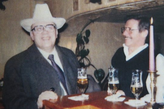 Pfarrer Léon Dederichs im Café "Alito" mit Alito Kreft