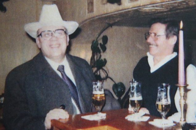 Pfarrer Léon Dederichs im Café "Alito" mit Alito Kreft