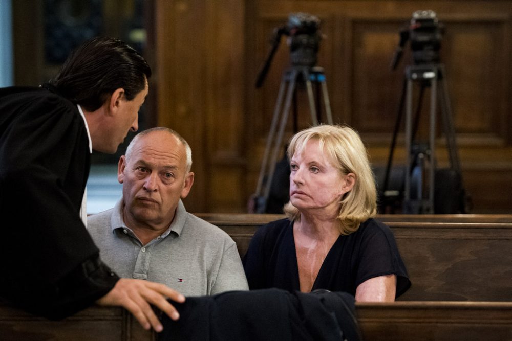 Das Opfer (r.) mit ihrem Rechtsanwalt Kris Luyckx (l.) bei der Gerichtsverhandlung in Brüssel