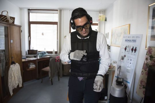 Ausstellung „Musterwohnung Demenz“ in Jülich: Minister Antoniadis durchläuft die praktische Demenz-Simulation