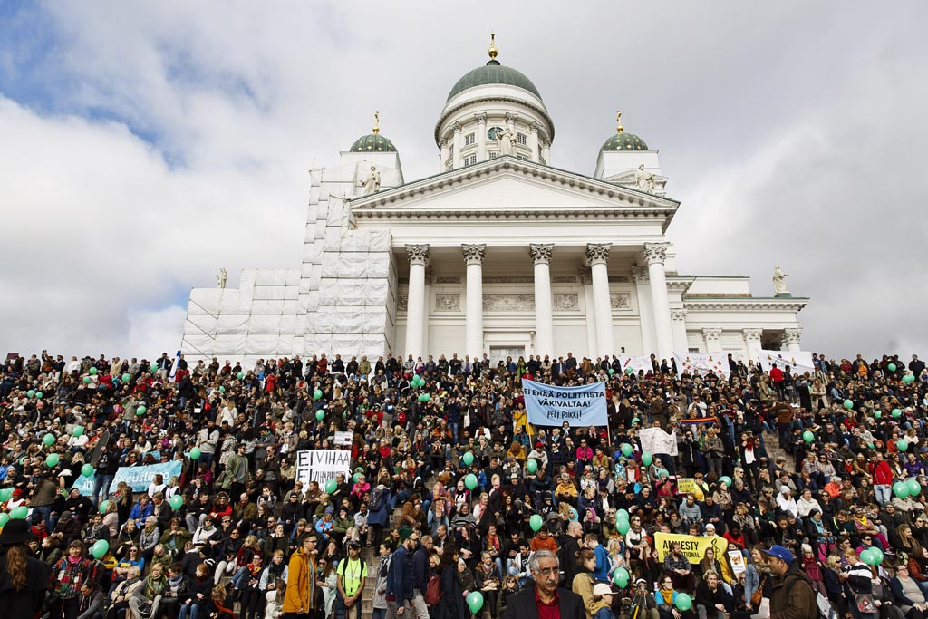 Tausende Finnen demonstrieren gegen Rassismus