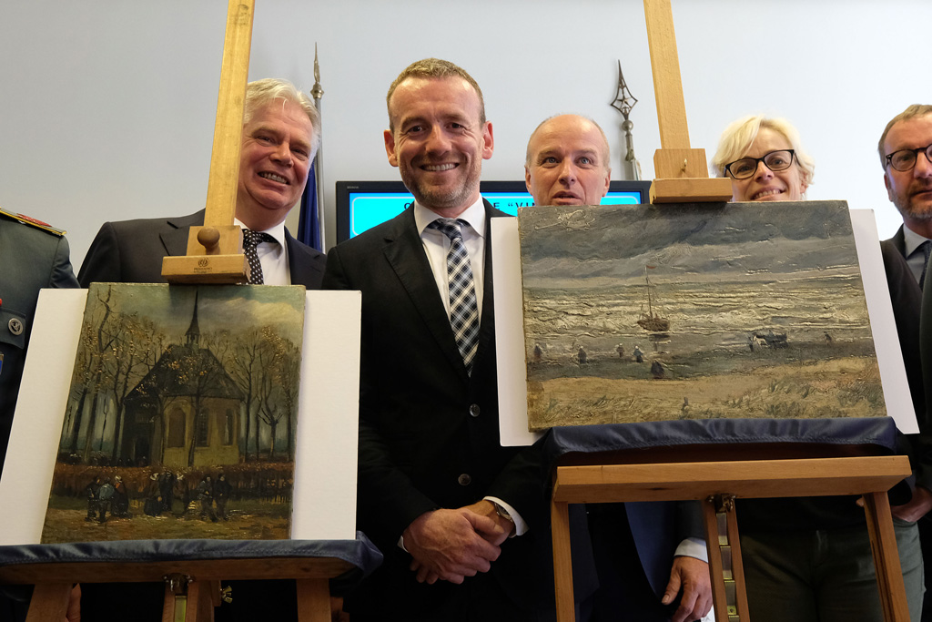 Direktor Axel Rüger zeigt die zwei gestohlenen Van-Gogh-Bilder, die bei einem italienischem Drogennoss entdeckt wurden