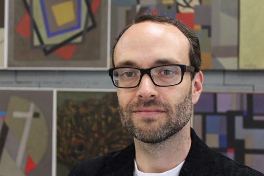 Ikob-Direktor Frank-Thorsten Moll vor Werken von Roger Greisch (Archivbild: Simonne Doepgen/BRF)