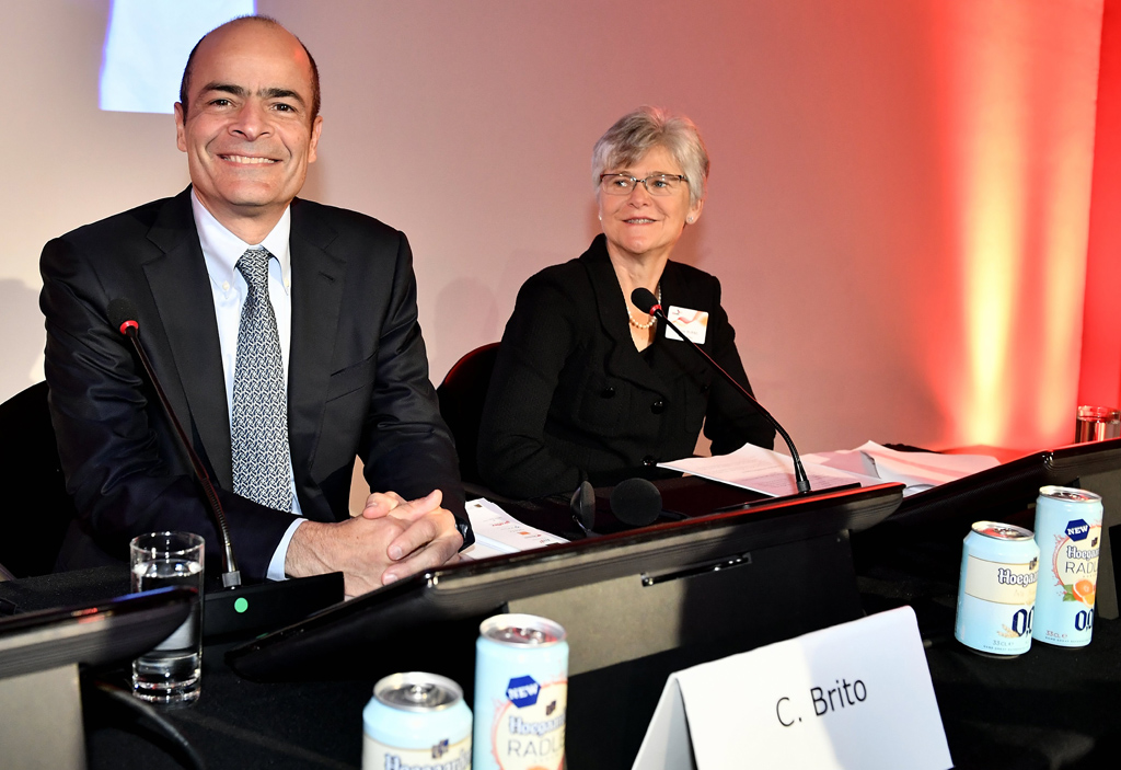 AB Inbev CEO Carlos Brito und Michele Burns geben die Fusion mit SABMiller bekannt