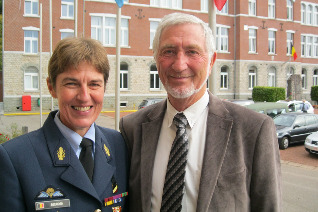 Kommandantin Nathalie Beerden mit dem Paten des neuen Lehrgangs, Roland Denève