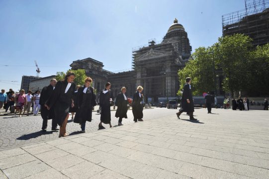 Rechtsanwälte vor dem Brüsseler Justizpalast