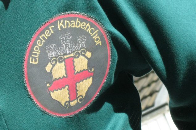 Eupener "Clown" in Knabenchor-Uniform