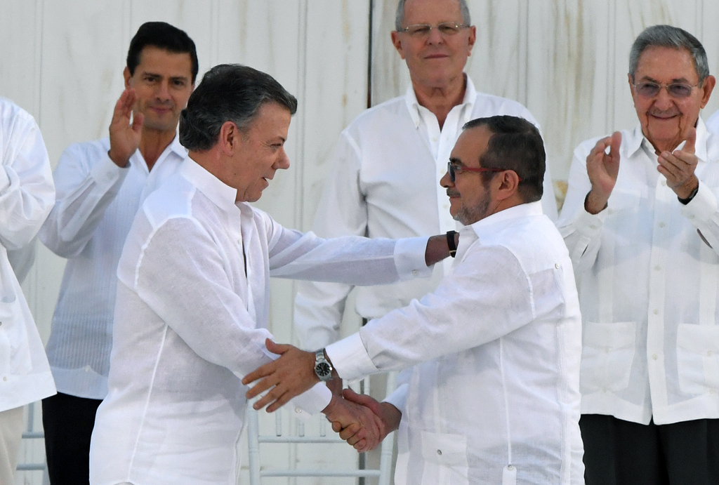 Kolumbiens Präsident Juan Manuel Santos (l.) und der Anführer der Farc-Rebellen Timoleon Jimenez beim Unterzeichnen des Friedensvertrags in Cartagena