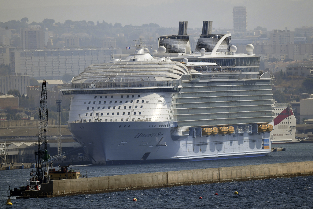 Kreuzfahrtschiff "Harmony of the Seas" im Hafen von Marseille