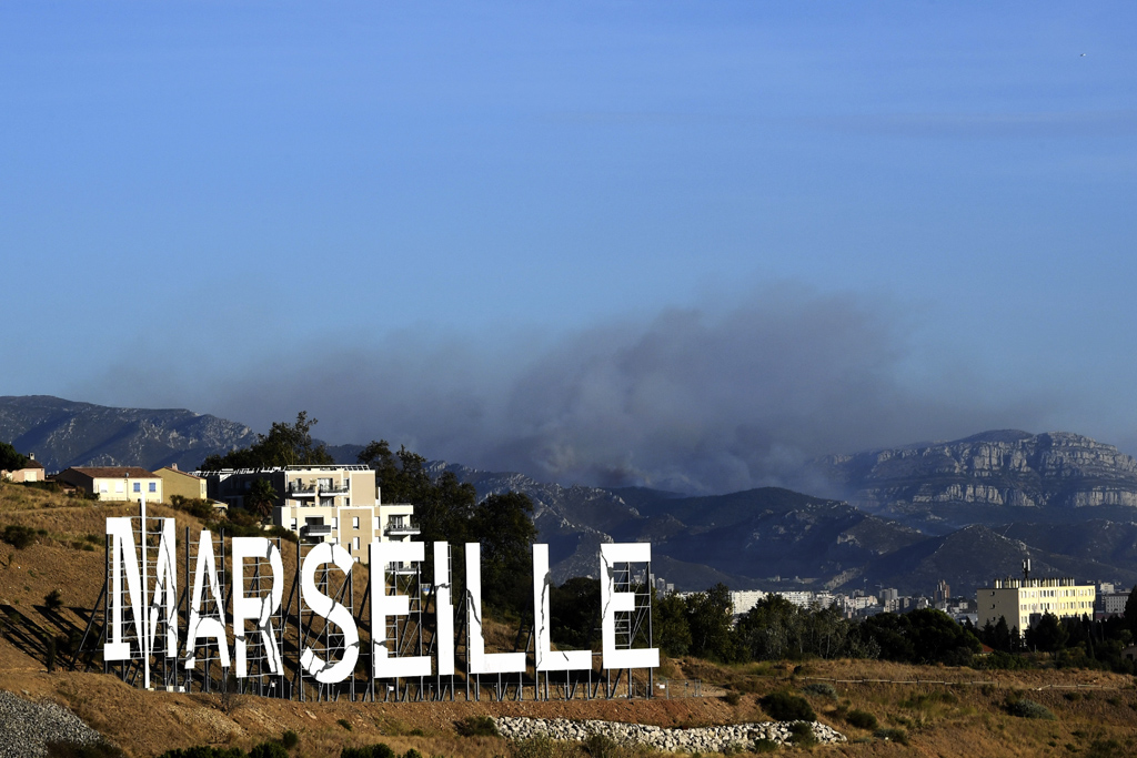 Schwarzer Rauch über Marseille: 400 Feuerwehrleute kämpften gegen die Flammen