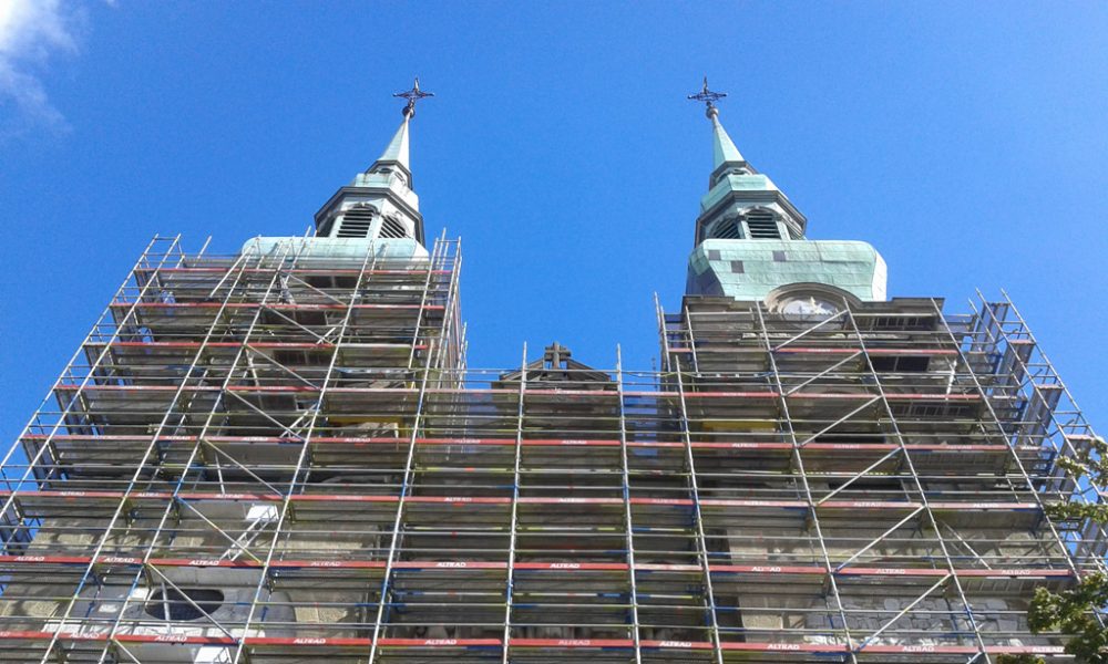 St. Nikolaus-Kirche von Eupen, eingerüstet für die Turmsanieru