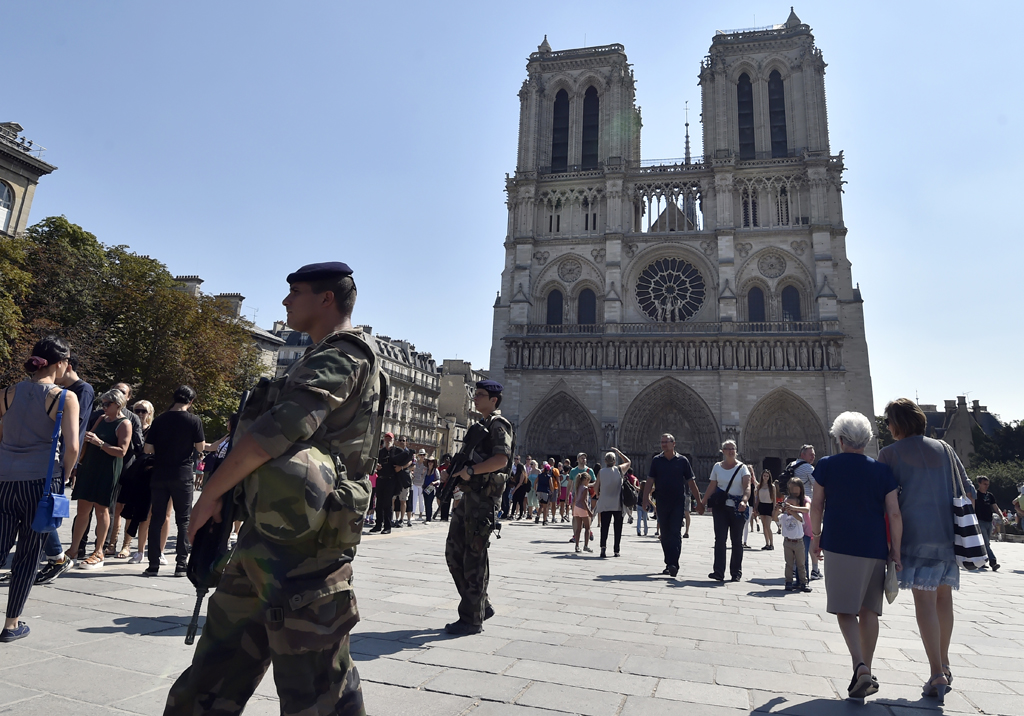 Soldaten patrouillieren vor der Kathedrale Notre-Dame in Paris (15.8.)