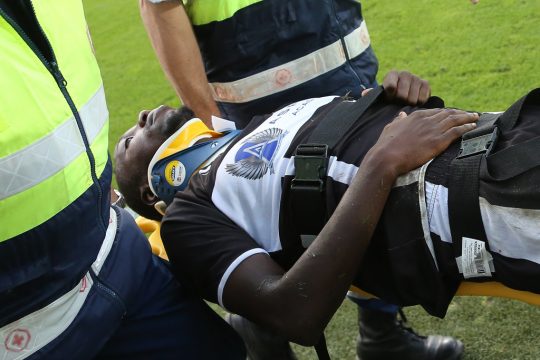 Sah schlimmer aus, als es war: Ocansey wurde beim Spiel gegen Ostende vom Platz getragen